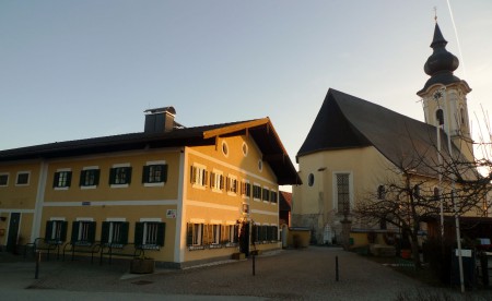 Franz Xaver Gruber Museum Arnsdorf, heute (2017) noch eine funktionierende Schule mit 43 Schülern